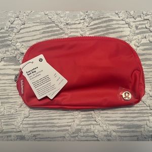 Lululemon Everywhere Belt Bag NWT 🌺🩷 (Lip Gloss)